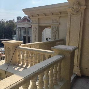 赣州 黄金麻别墅外墙干挂雕花配合阳台栏杆花瓶柱