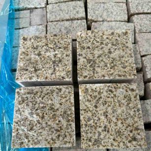 赣州 黄金麻花岗岩自然面小方块，弹石，马蹄石等