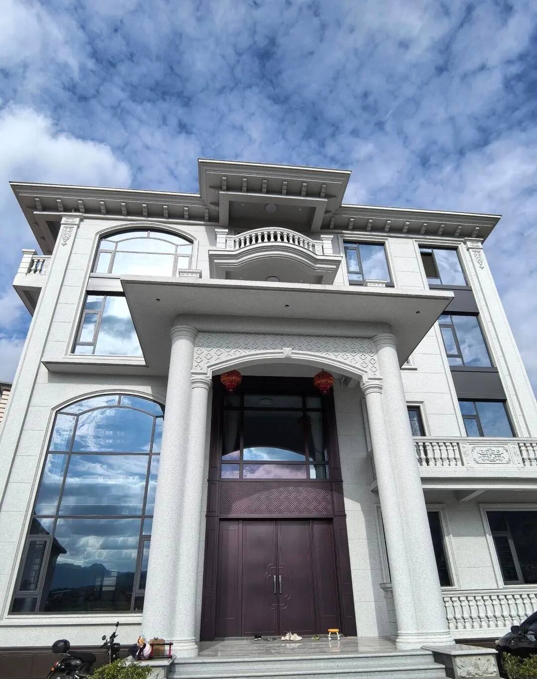 赣州白麻别墅外墙干挂石材效果示例