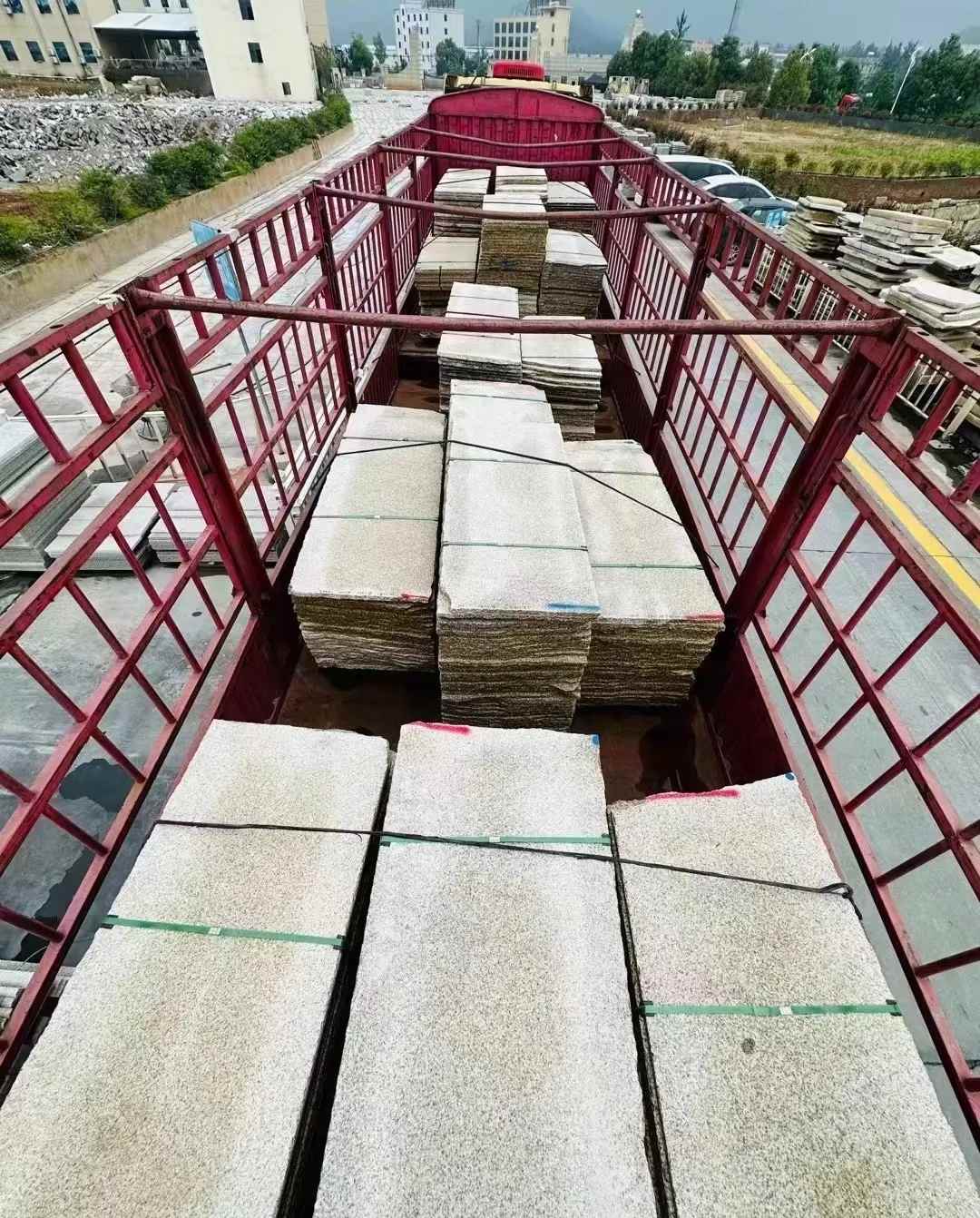 赣州 黄金麻花岗岩荔枝面，光面毛板装车完成