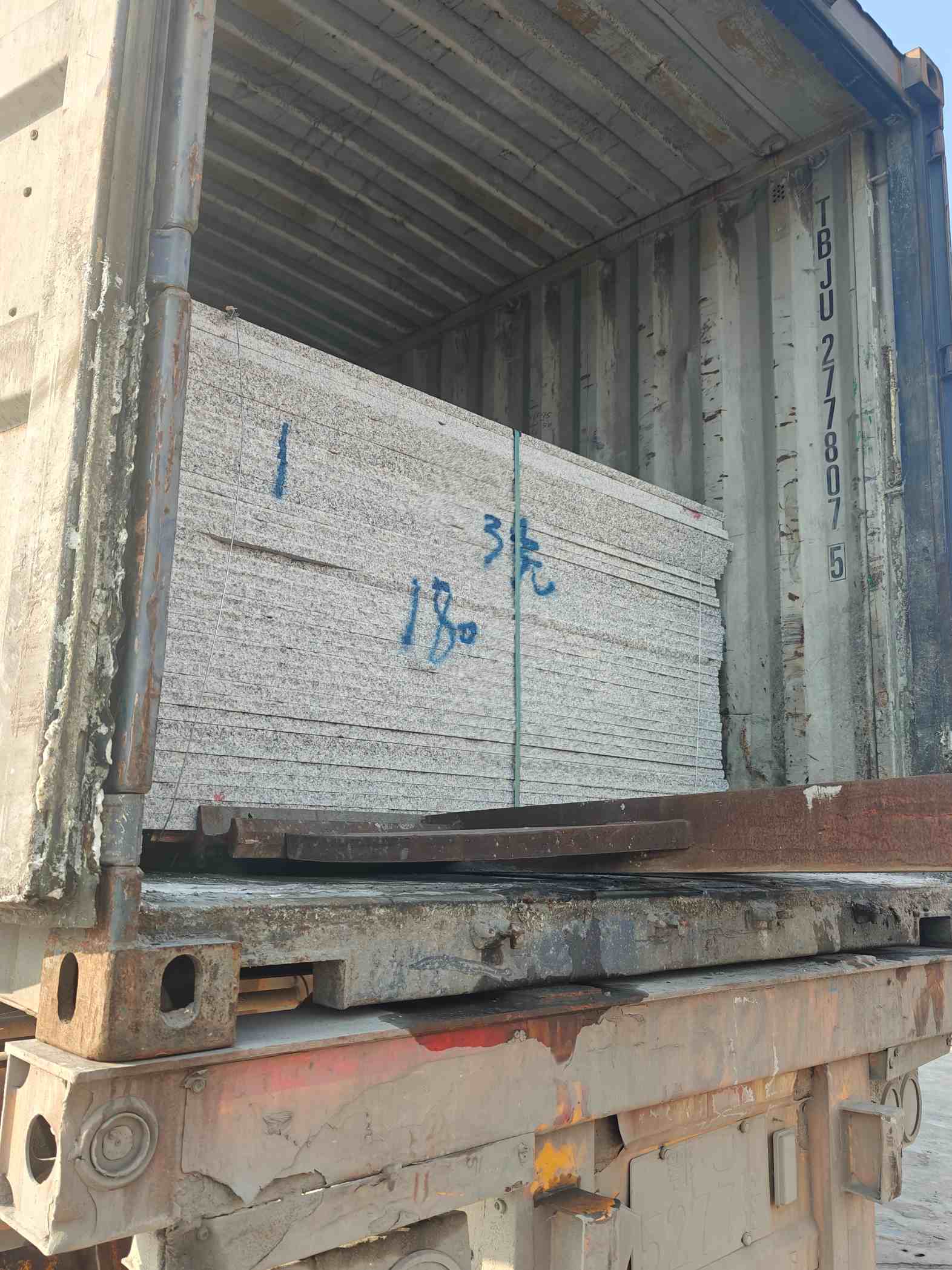 赣州 芝麻白花岗岩石材3.0公分光面毛板装柜出货