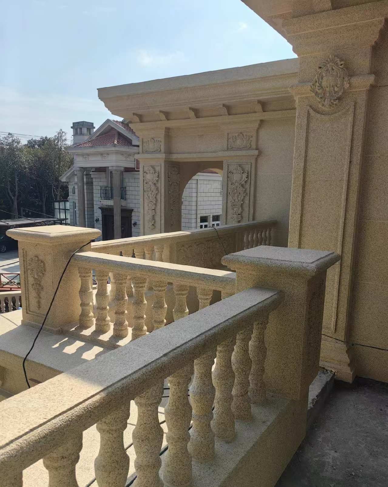 赣州 黄金麻别墅外墙干挂雕花配合阳台栏杆花瓶柱