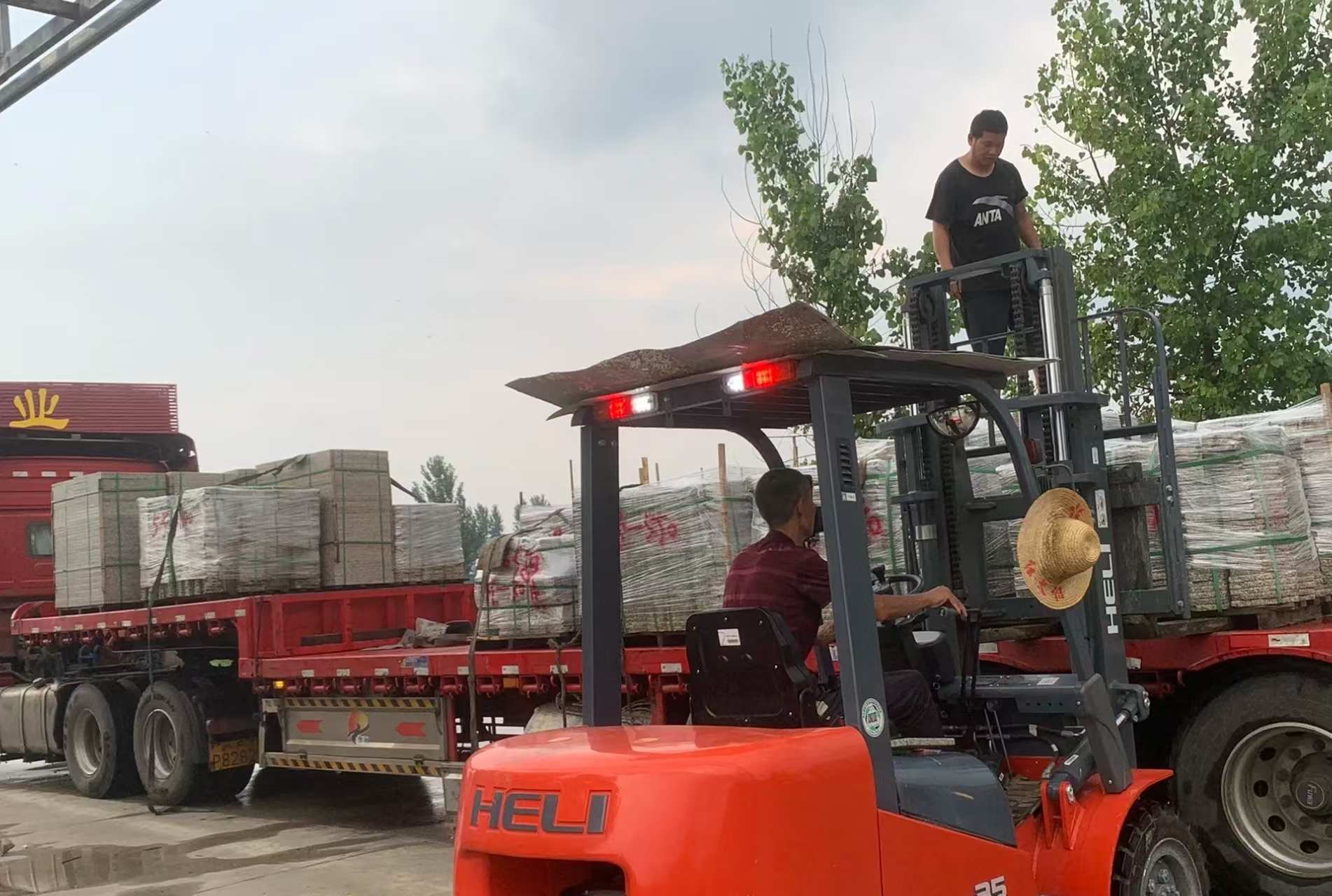 赣州 黄金麻冰裂纹，地铺石装车