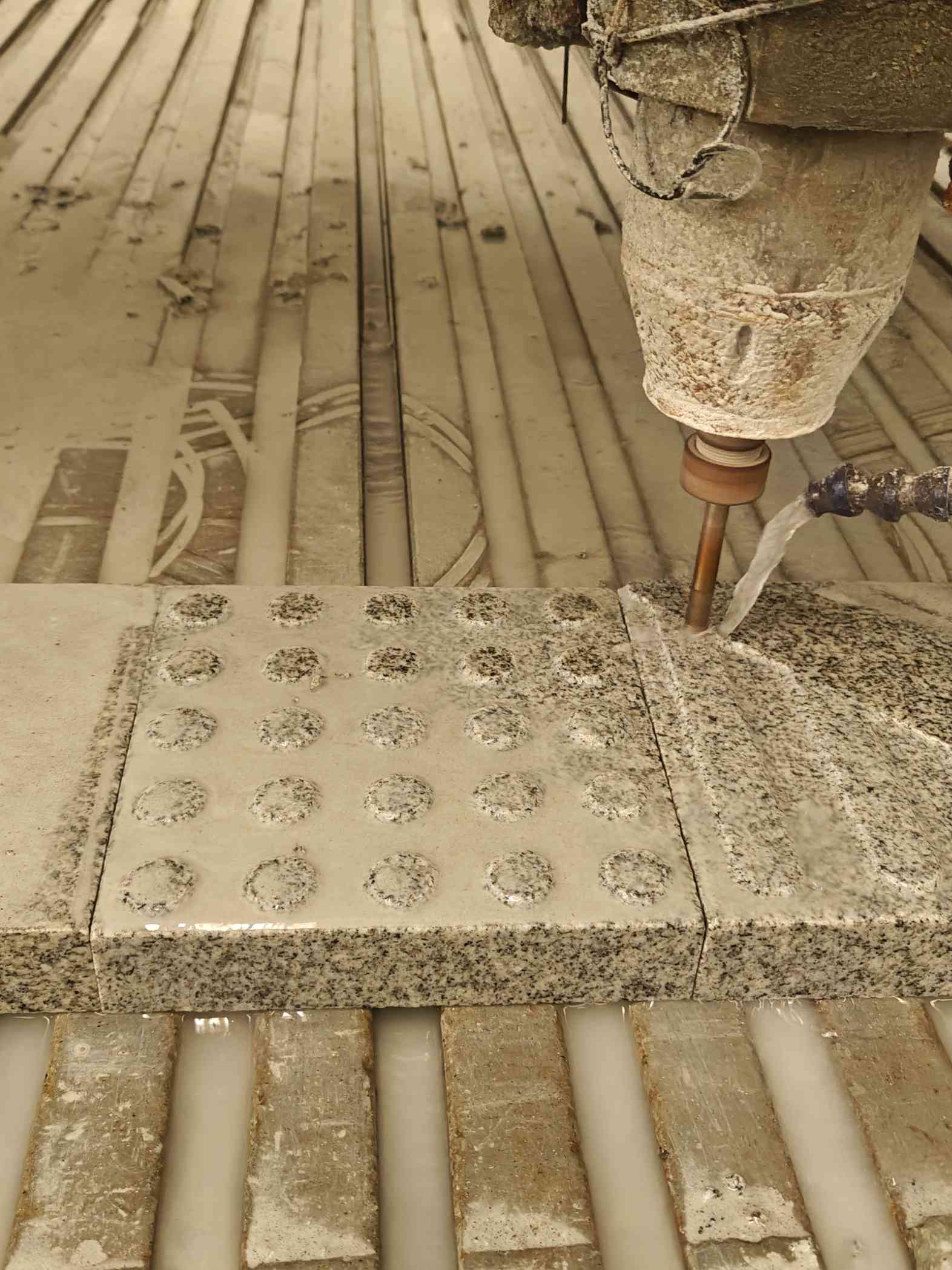 赣州 芝麻白花岗岩石材盲人石、盲道石、盲点石