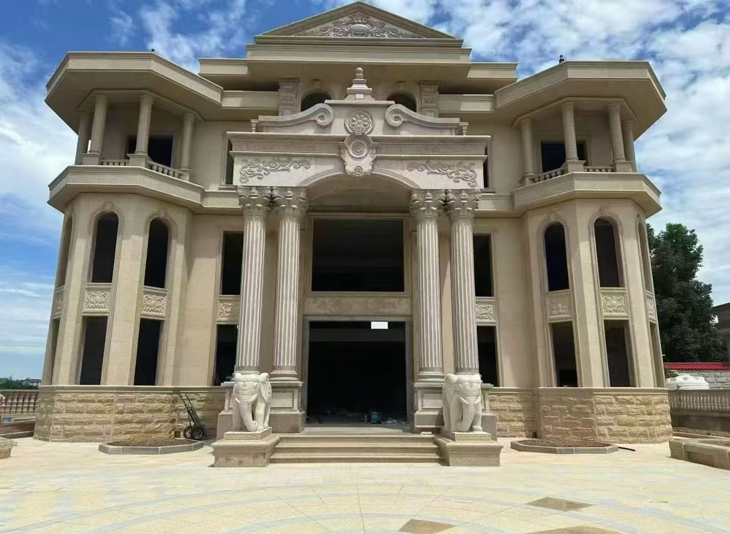 赣州 黄金麻别墅外墙干挂，大柱，大象，蘑菇石，雕花板