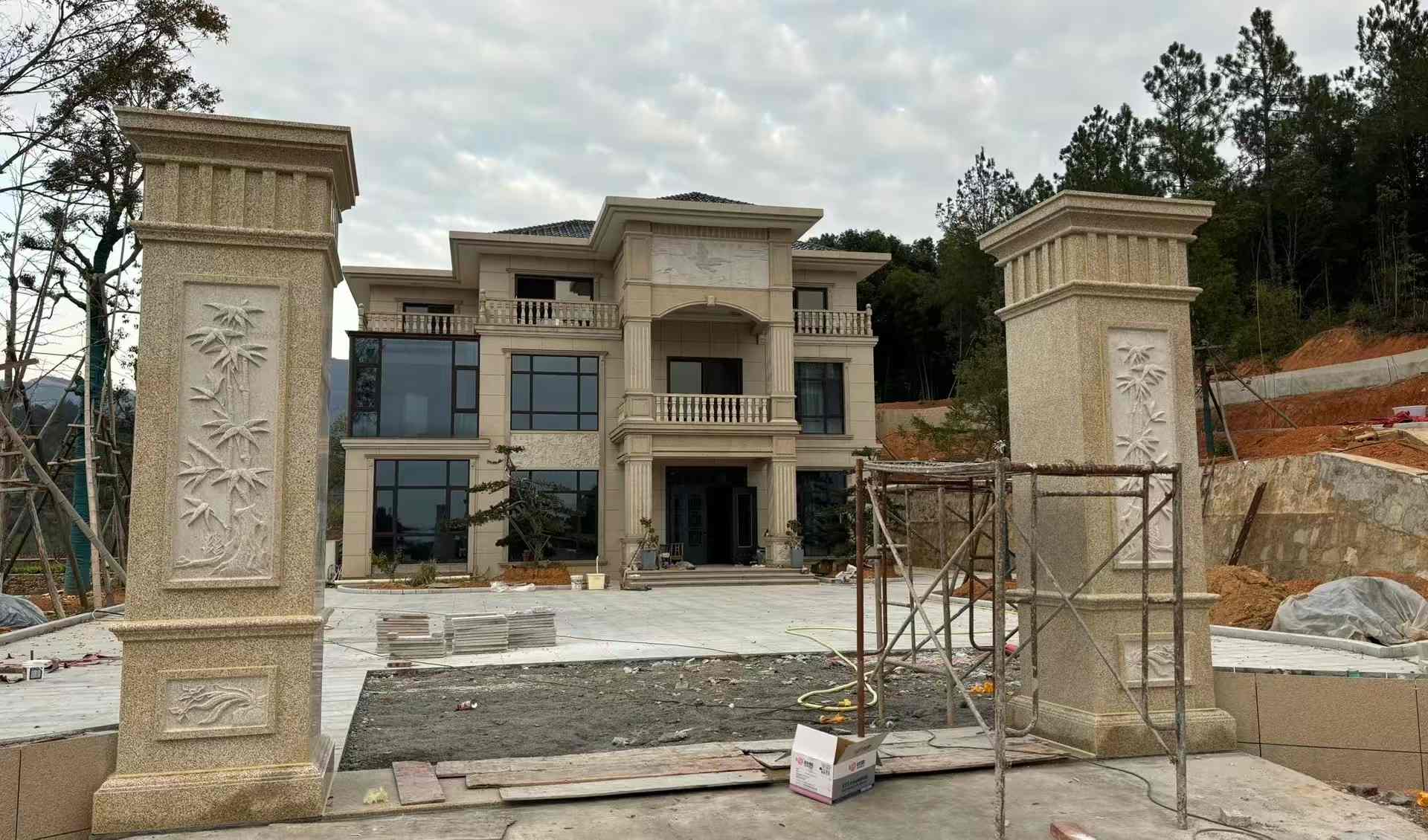 赣州 黄金麻花岗岩别墅雕花外墙干挂配上门口雕花罗马柱