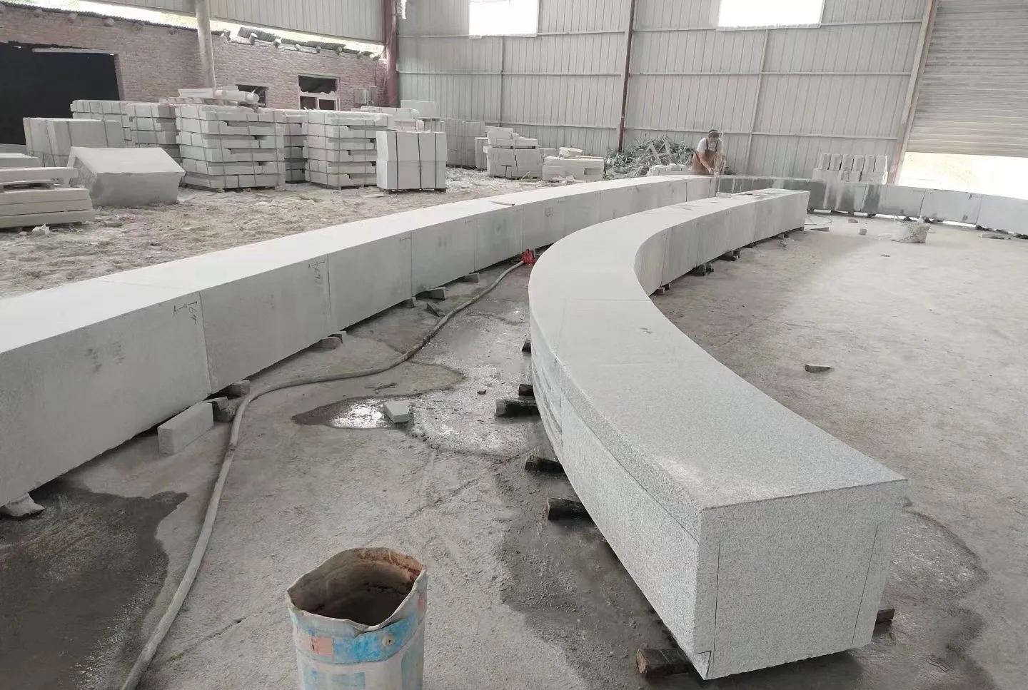 赣州芝麻白花岗岩石板材 园林光面弧形坐凳