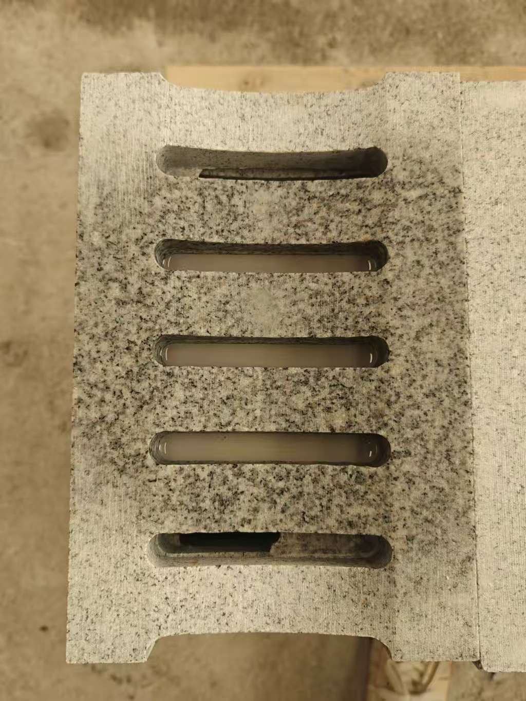 赣州 芝麻白拉丝面花岗岩U型开槽排水槽