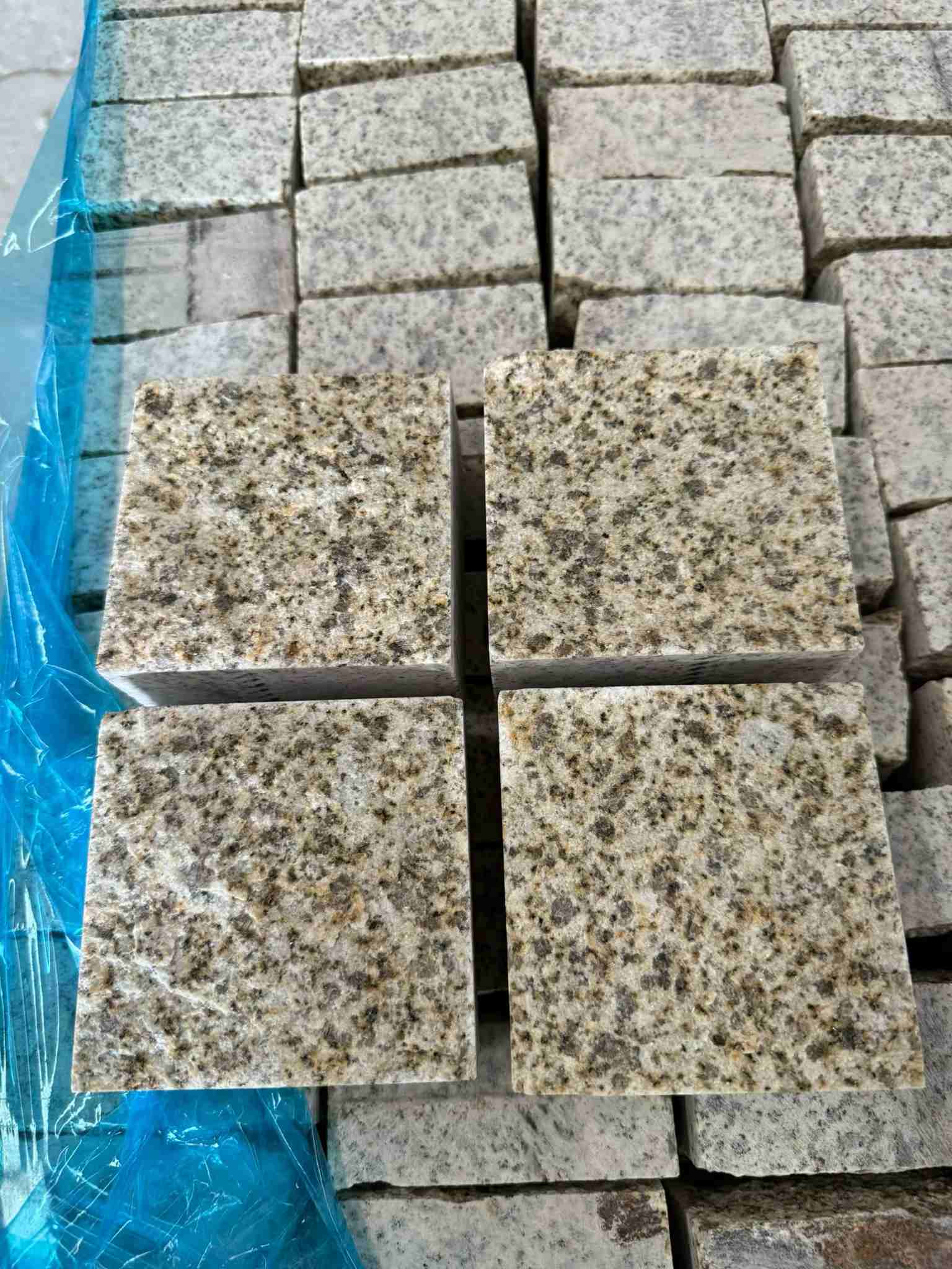 赣州 黄金麻花岗岩自然面小方块，弹石，马蹄石等