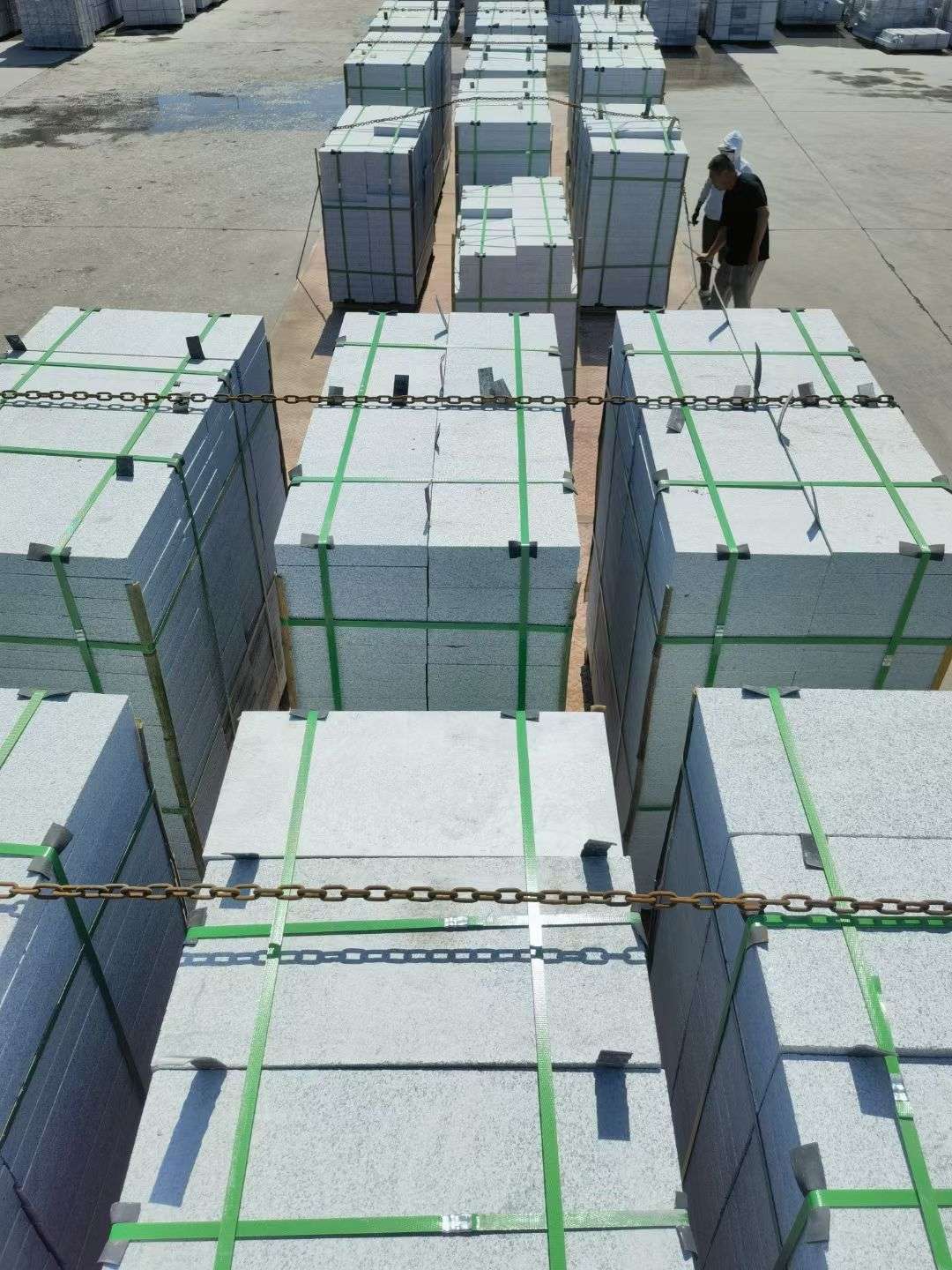 赣州 芝麻白花岗岩5公分地铺石 花岗岩厂家工厂装车日常