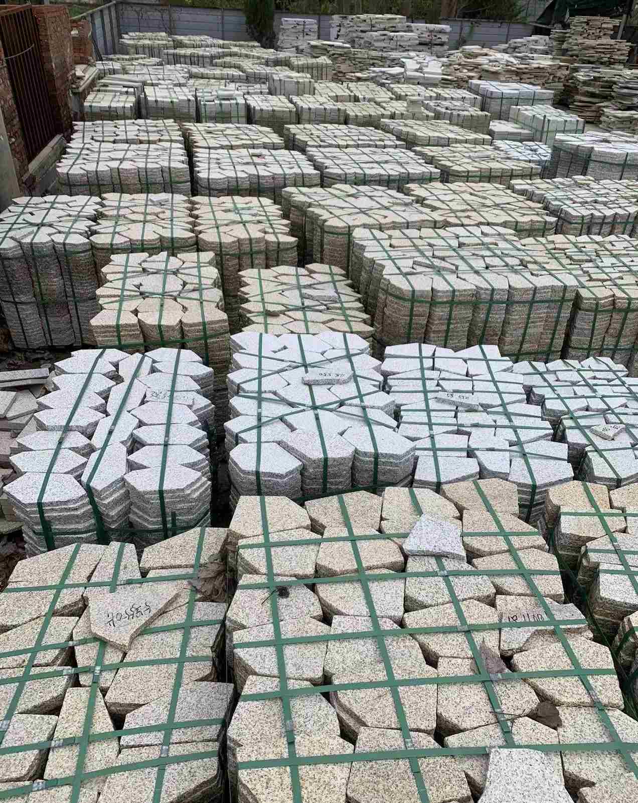 赣州 黄金麻白麻花岗岩荔枝面地铺石(冰裂纹)