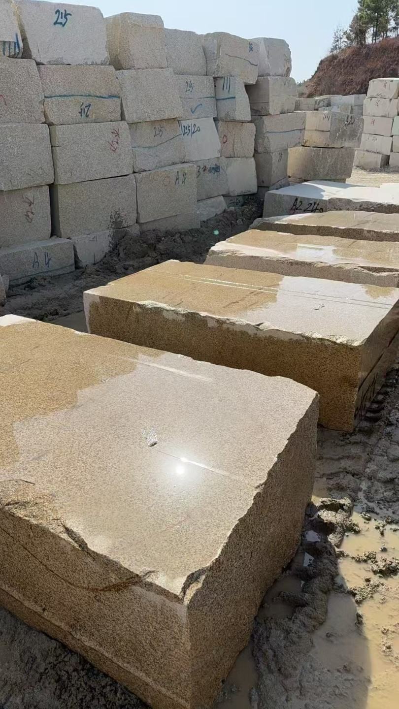 赣州 黄金麻方料堆场洗料分选中，原材料充足